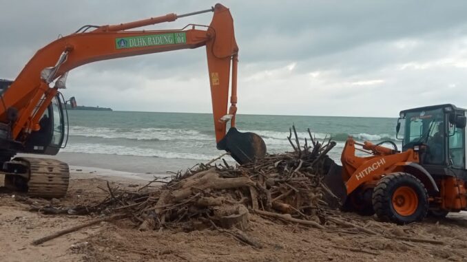sampah pantai kuta 2024 - 3 Environmental Service officers clean up trash on Kuta Beach, Bali -IST