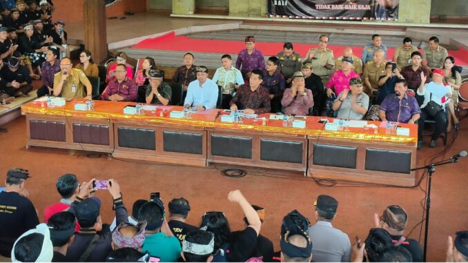 demo driver 2 Bali Tourism Driver Struggle Forum holds rally in front of the Bali Provincial Legislative Office on Monday (6/1).