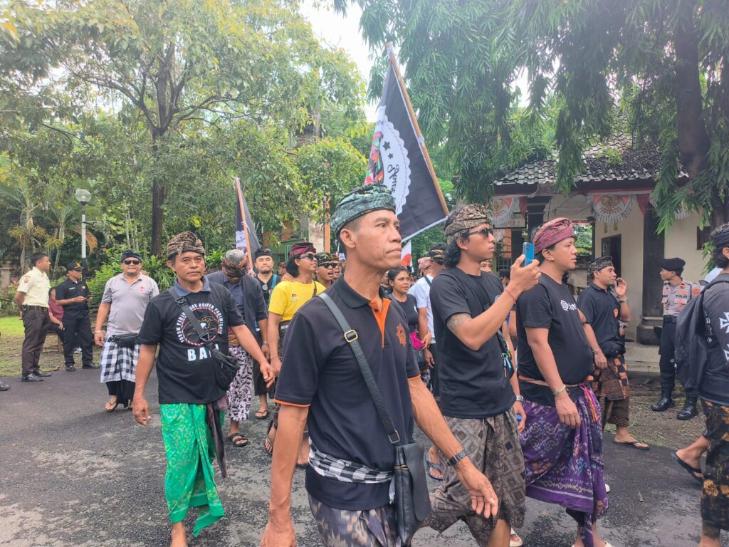 Bali Tourism Driver Struggle Forum holds rally in front of the Bali Provincial Legislative Office on Monday (6/1).