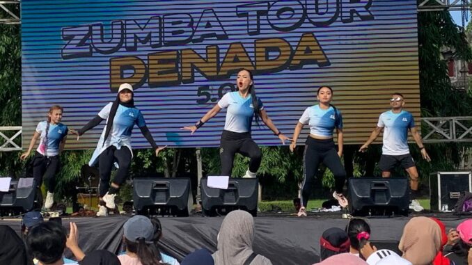 Denada performing at the 100th FIT HUB club celebration at Badjra Sandi Field, Denpasar, Sunday (19/1/2025- RFH