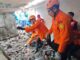 Search and rescue team evacuate victim of landslide in Ubung Kaja Village, North Denpasar, Bali on Monday (20/1). (PHOTO: Basarnas Bali).