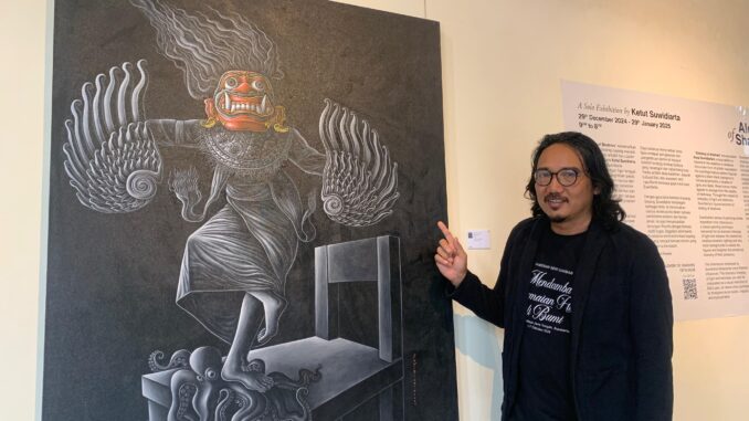 suwi 1 Suwidiarta with his painting - IST