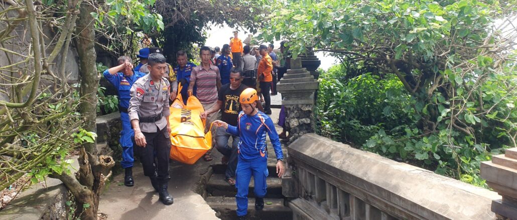 Caption: Video of the Bali SAR Team evacuating victims, Thursday (9/1). (Video of Bali SAR Public Relations).