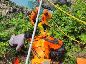 Caption: Video of the Bali SAR Team evacuating victims, Thursday (9/1). (Video of Bali SAR Public Relations).