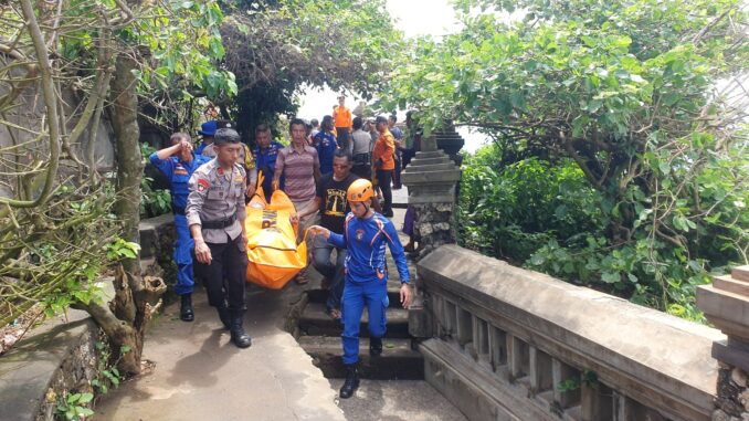 uluwatu cliff death woman Caption: Video of the Bali SAR Team evacuating victims, Thursday (9/1). (Video of Bali SAR Public Relations).