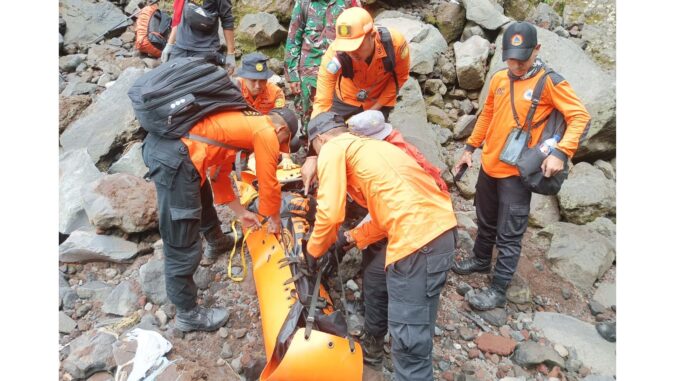 wna korsel tewas di gunung agung Evacuation of South Korean citizen found dead on Mount Agung, Karangasem, Bali - IST