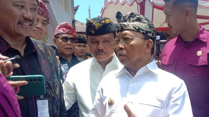 Gubernur Koster Bali Governor I Wayan Koster before delivers a speech at the plenary session of the Bali Legislative Office in Denpasar on Tuesday (March 4). (KAD)