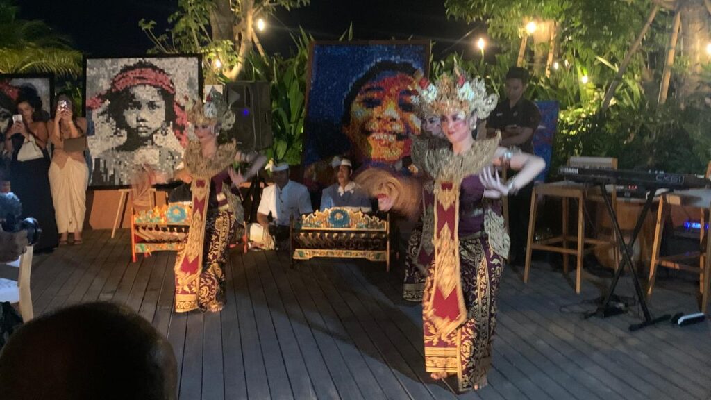 Legong Mahawidya Dance, performed by the LARAJIWA Deaf Community - IST